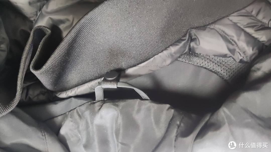 才用两侧拉链，颈部和袖口纽扣链接