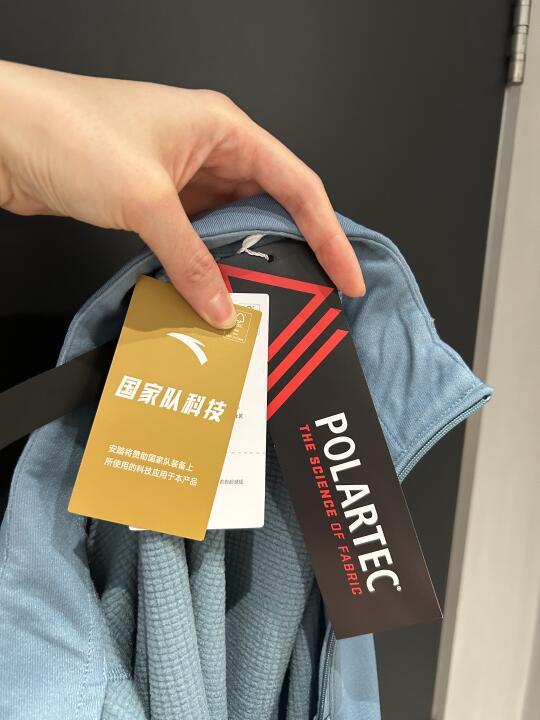 安踏P绒抓绒衣：Polartec面料保暖科技与优质性价比解析