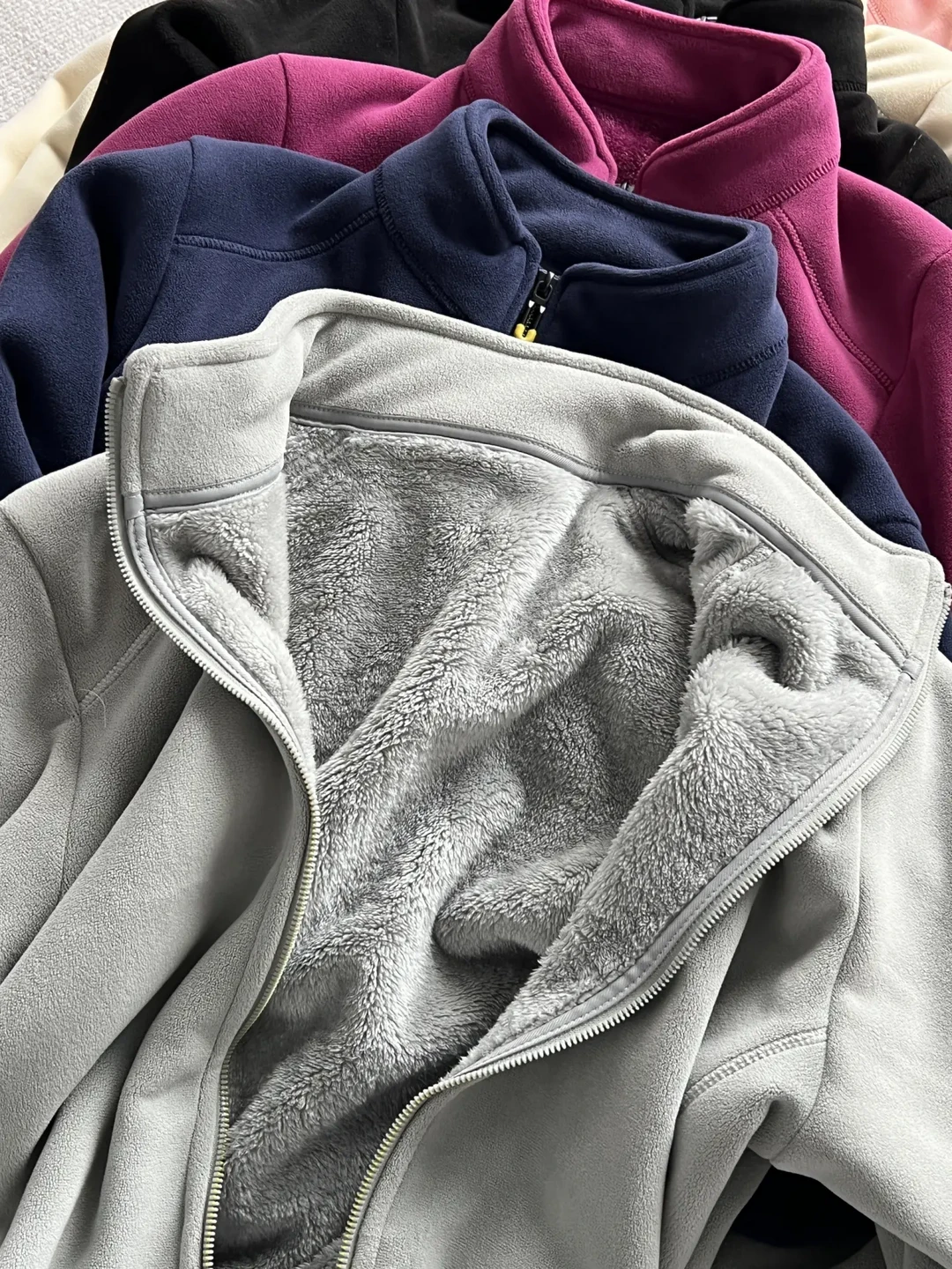 秋冬保暖搭配指南：高性价比抓绒衣推荐与穿搭技巧